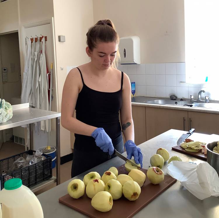 Bechange - girl cutting apples